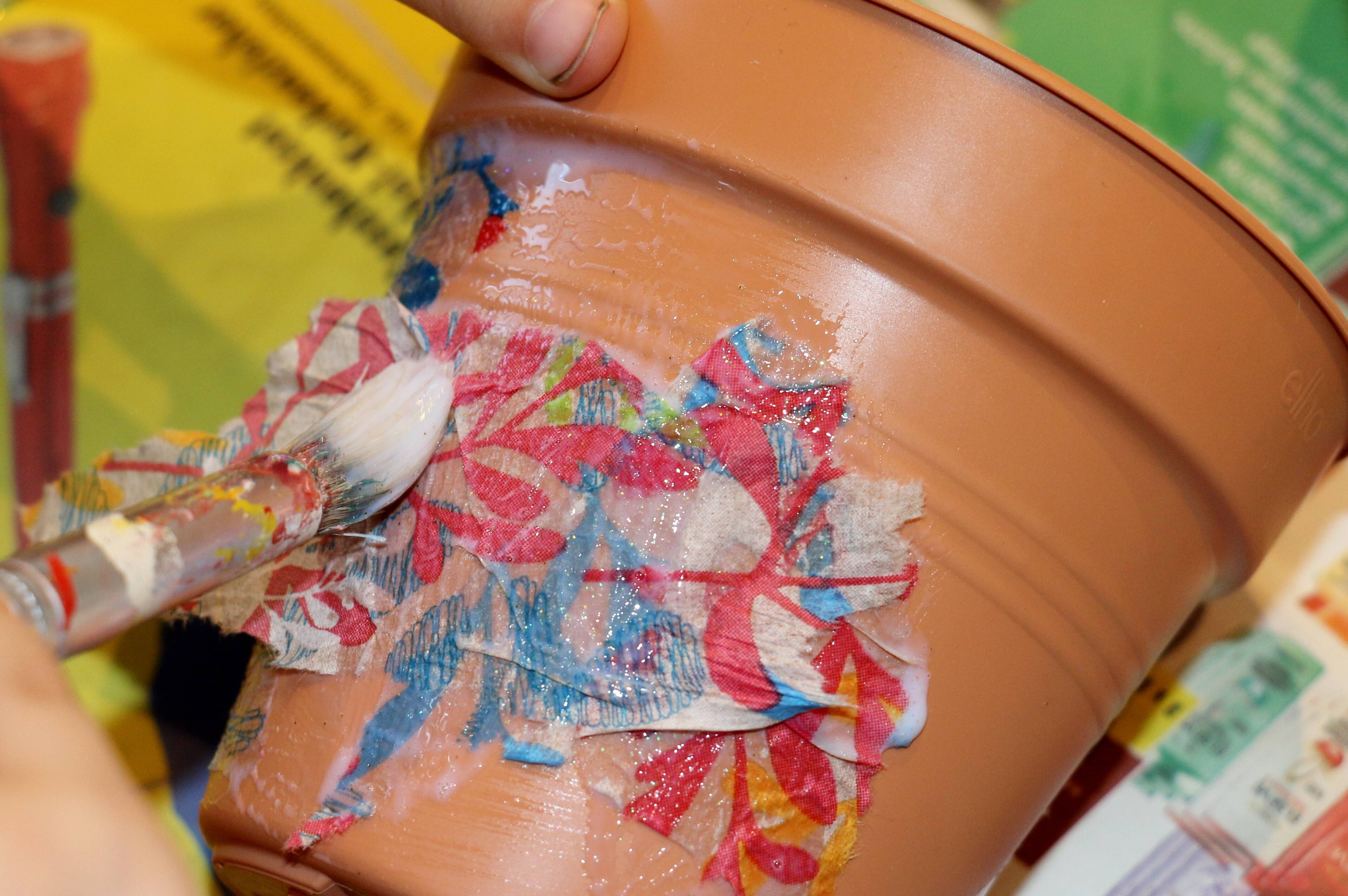 Kräutertopf mit Serviettentechnik verzieren