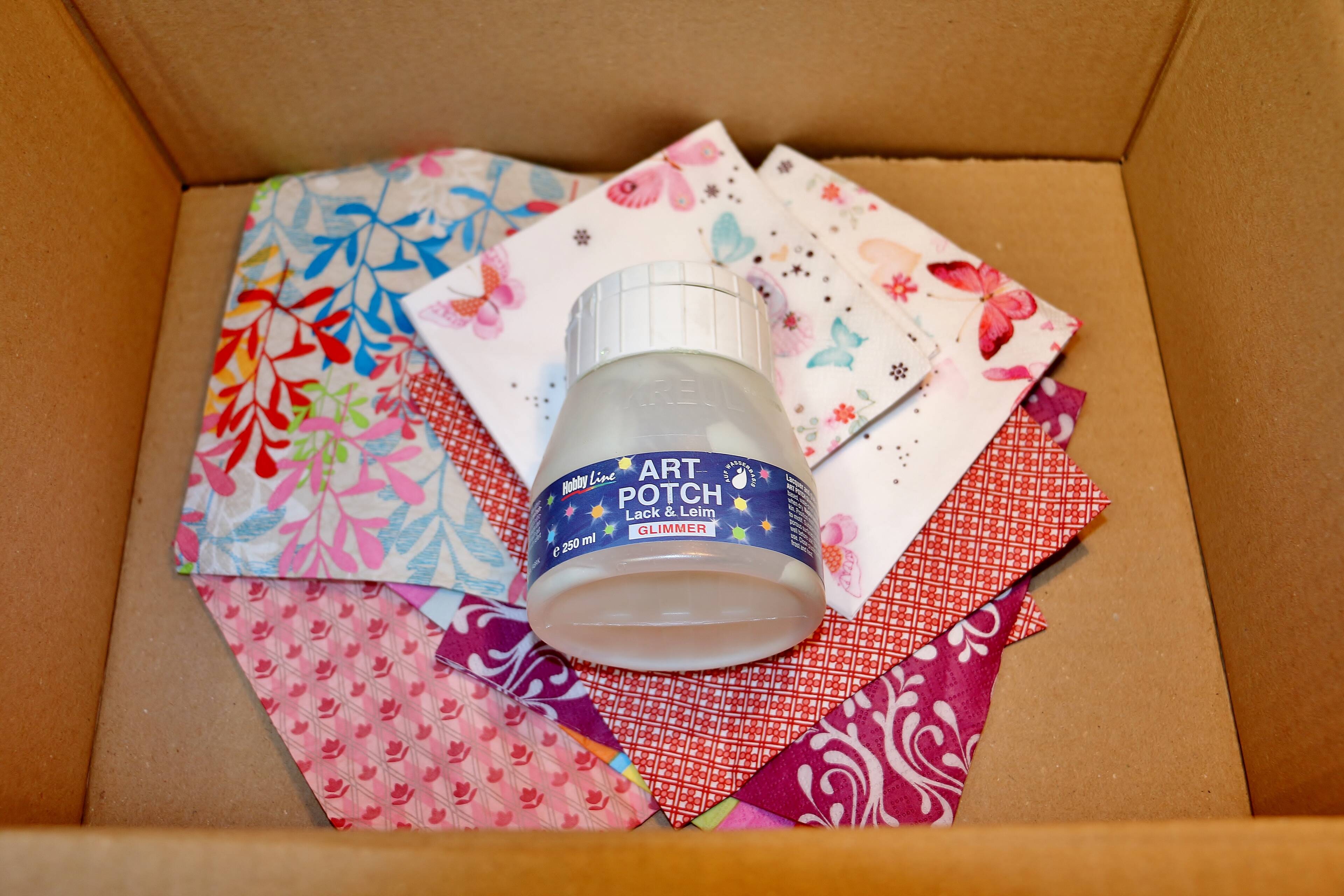 Schachtel gefüllt mit Leim und Servietten